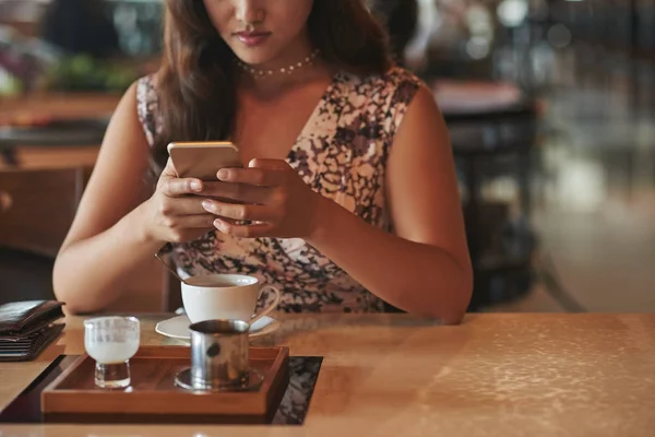 Imagem Cortada Mulher Verificando Telefone Quando Sentado Café — Fotografia de Stock