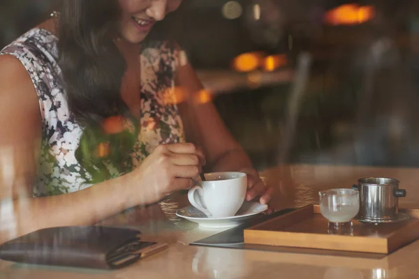 Abgeschnittenes Bild Einer Jungen Frau Die Zucker Ihren Kaffee Mischt — Stockfoto