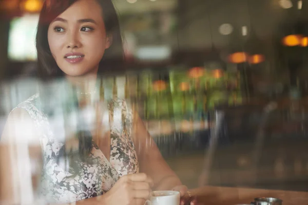 Mujer Joven Bastante Pensativa Sentada Cafetería — Foto de Stock