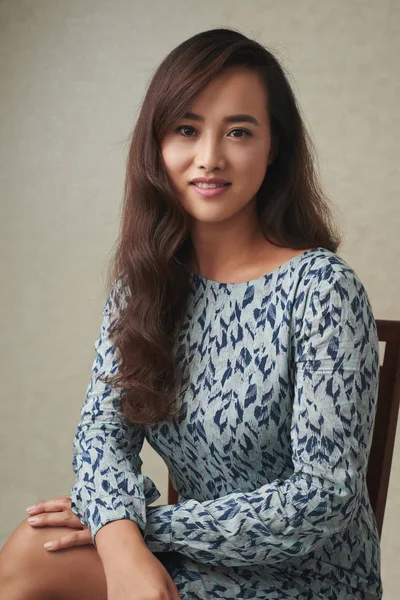 Preciosa Mujer China Sonriendo Mirando Cámara —  Fotos de Stock