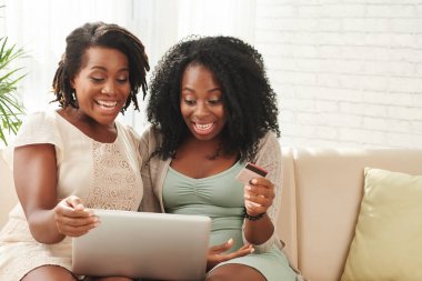 Yiyecek ya da giyim online sipariş heyecanlı genç kadın