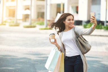 Güzel kadın kahve ve alışveriş çanta selfie yapımı