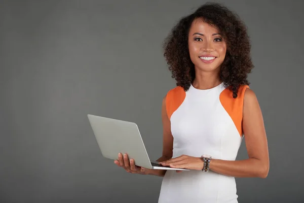 Retrato Mujer Negocios Con Portátil Sonriendo Cámara — Foto de Stock