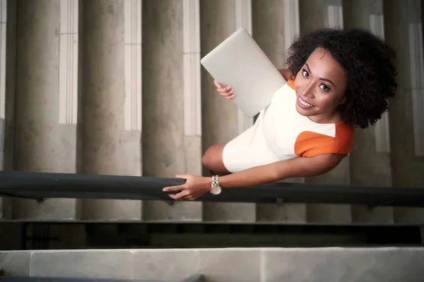 Szép Fiatal Üzleti Lady Állandó Lépcsőn Laptop Felülnézet — Stock Fotó