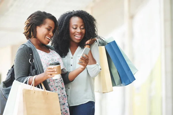 Mujeres Afroamericanas Felices Leyendo Mensaje Teléfono Inteligente — Foto de Stock