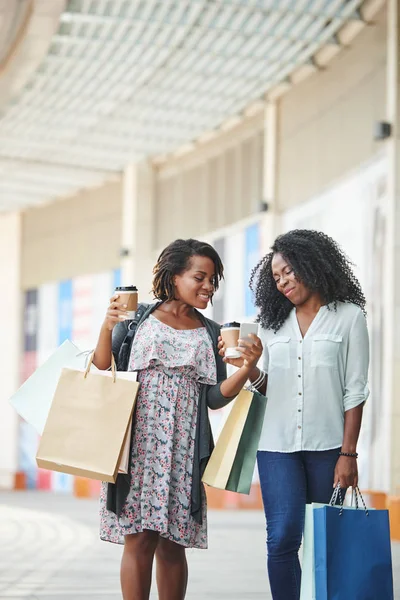 Afro Amerykańskich Kobiet Pokazuje Coś Śmiesznego Swoim Smartfonie Przyjaciela — Zdjęcie stockowe