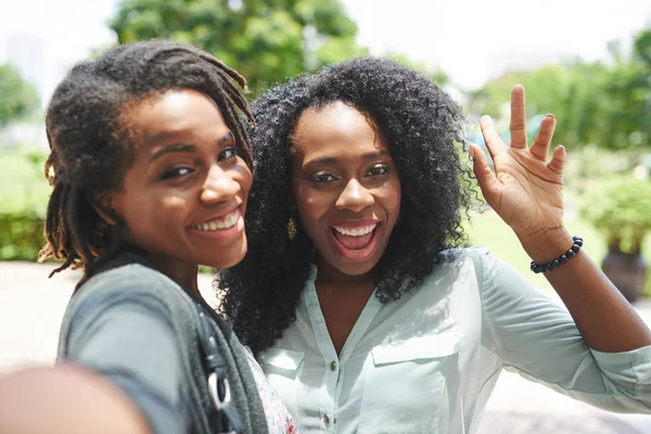 Zwei Attraktive Junge Frauen Beim Gemeinsamen Selfie — Stockfoto