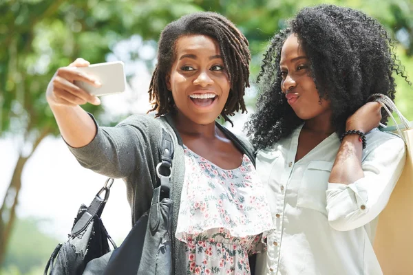 Mulheres Afro Americanas Bonitas Tirando Selfie Juntas Livre — Fotografia de Stock
