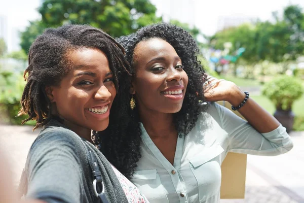 Mujeres Jóvenes Bastante Sonrientes Tomando Fotos Juntas —  Fotos de Stock