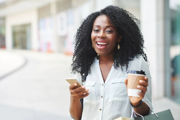 Fröhliche Junge Frau Mit Smartphone Und Kaffee Zum Mitnehmen — Stockfoto