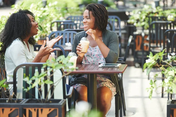 Amigos Sexo Feminino Tendo Bebidas Refrescantes Conversando Café Livre — Fotografia de Stock