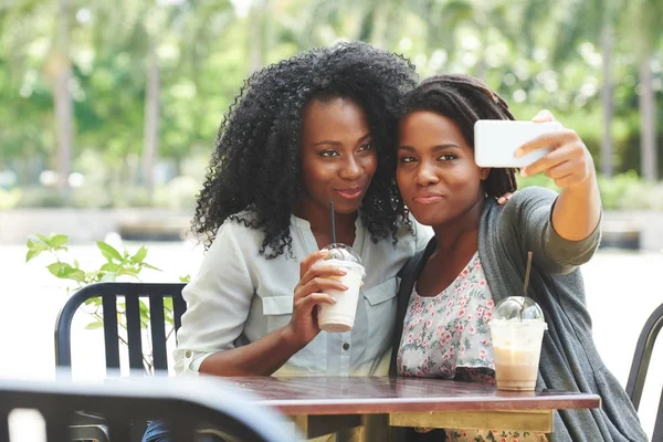 Två Vackra Kvinnor Som Tar Selfie Café — Stockfoto