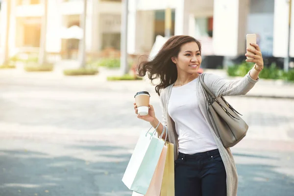 Mulher Bonita Com Café Sacos Compras Fazendo Selfie — Fotografia de Stock