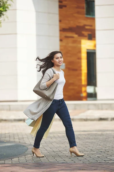 Full Length Van Stijlvolle Aantrekkelijke Vietnamese Vrouw Lopen Buiten — Stockfoto