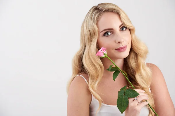 Portrét Krásné Blond Ženy Elegantně Pózuje Květem Při Pohledu Fotoaparát — Stock fotografie