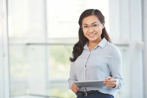 Portrait Jolie Dame Affaires Souriante Avec Tablette Numérique — Photo