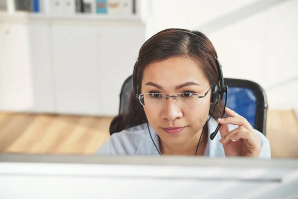 Young Vietnamese Help Desk Operator Consulting Client — Stock Photo, Image