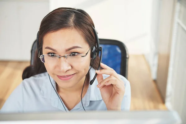 Sonriendo Bastante Sonriente Dama Negocios Usando Auriculares —  Fotos de Stock