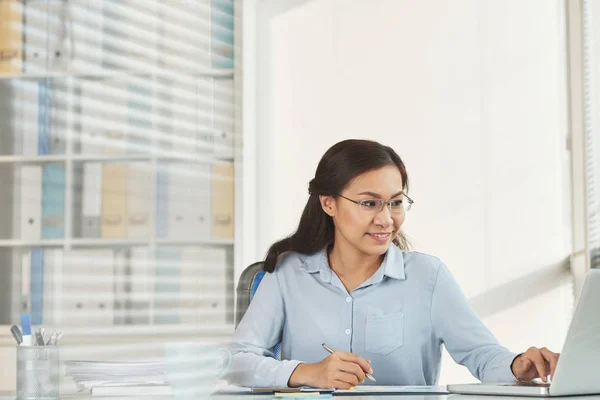 Preciosa Mujer Negocios Sonriente Trabajando Ordenador Portátil Tomando Notas — Foto de Stock