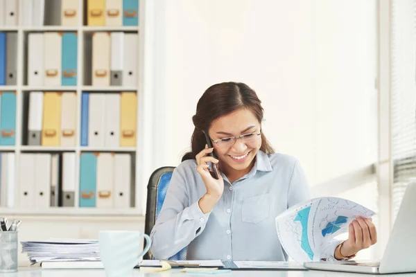 Vrolijke Vrouwelijke Ondernemer Document Leest Telefoon Worden Opgeroepen — Stockfoto