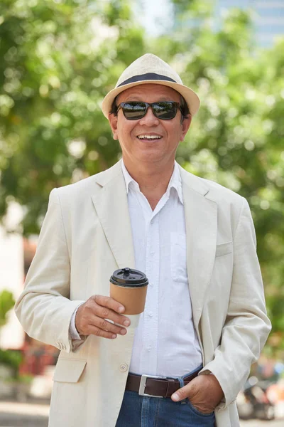 Boldog Ázsiai Ember Kalap Napszemüveg Kávéfogyasztás Szabadban — Stock Fotó
