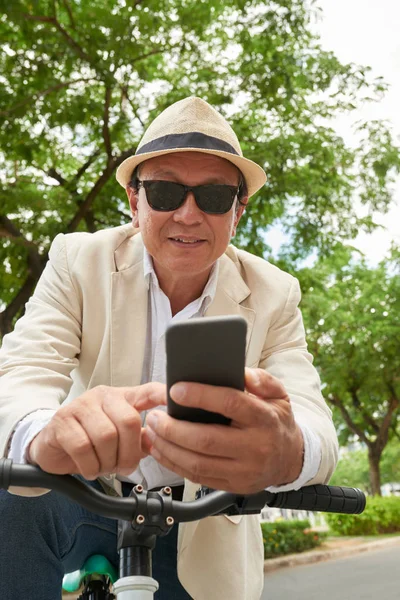 Senior Man Bicycle Using Application His Smatphone — Stock Photo, Image