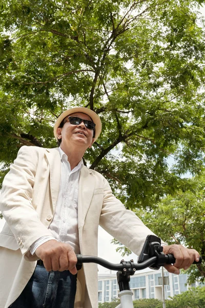 Mogen Asiatisk Man Cyklar Parken Nedan — Stockfoto