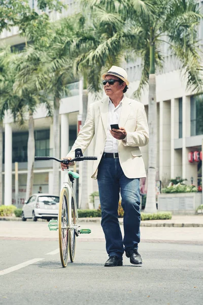 Älterer Mann Mit Sonnenbrille Geht Mit Fahrrad Ins Freie — Stockfoto