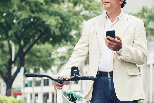 Ořízne Obraz Člověka Smartphone Stojící Vedle Jeho Kolo — Stock fotografie