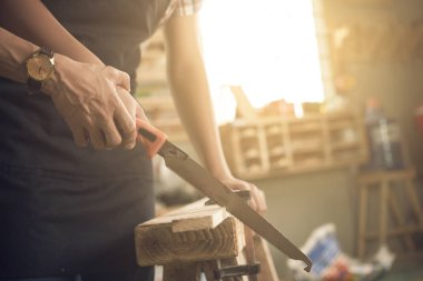 Bir baba oğlu ahşap tahta gördüm yardım eli