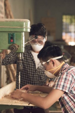 Baba arıyor nasıl oğlu delme makinesi kullanma