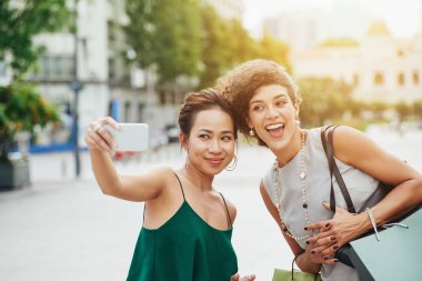 İki güzel kadın selfie açık havada birlikte alarak