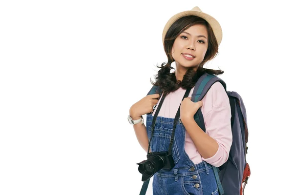 Jovem Viajante Bonita Com Câmera Mochila — Fotografia de Stock