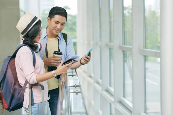 Pareja Leyendo Información Sobre Sus Billetes Aeropuerto — Foto de Stock