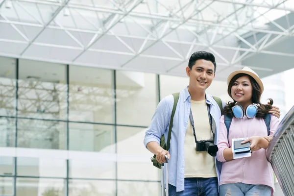 Glückliches Asiatisches Paar Umarmt Sich Flughafen Terminal — Stockfoto