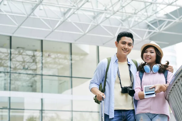 Abrazando Feliz Pareja Asiática Pie Terminal Del Aeropuerto —  Fotos de Stock