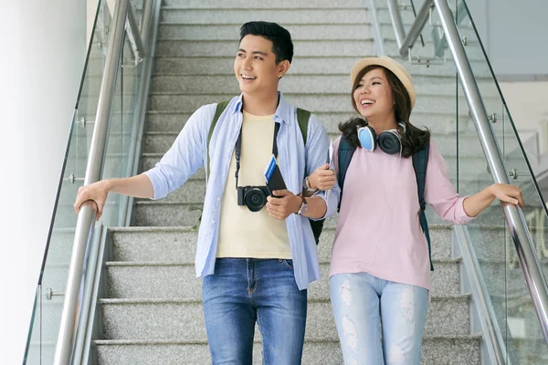 Gelukkige Jonge Aziatische Paar Aankomst Naar Een Ander Land — Stockfoto
