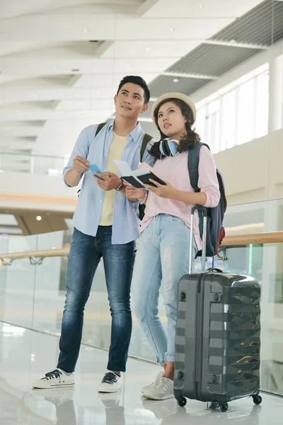 Pareja Joven Con Maleta Esperando Embarque Terminal Del Aeropuerto — Foto de Stock