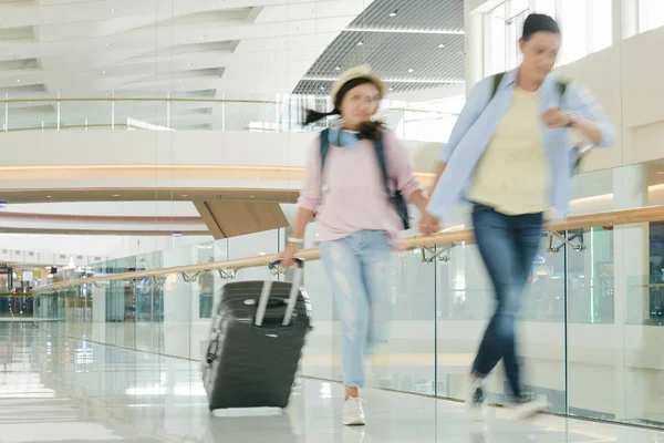 Casal Jovem Correndo Aeroporto Movimento Turvo — Fotografia de Stock