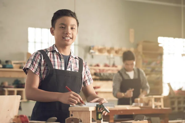 Glücklicher Vietnamesischer Junge Der Mit Seinem Vater Der Tischlerei Arbeitet — Stockfoto