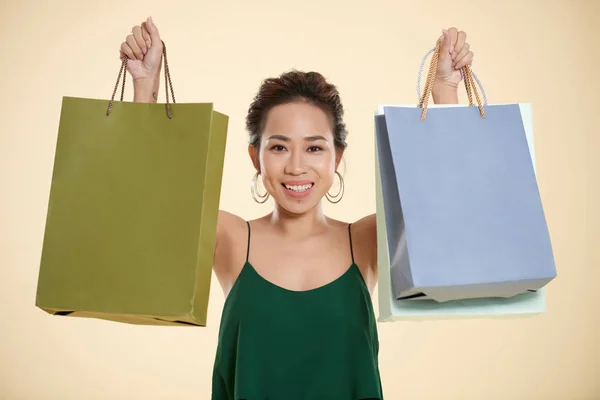 Feliz Bonita Mujer Asiática Mostrando Dos Bolsas Compras — Foto de Stock