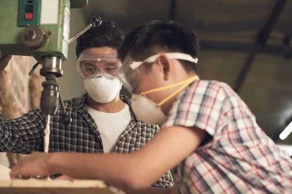 Hombre Vietnamita Mirando Cómo Hijo Trabaja Con Máquina Perforación — Foto de Stock