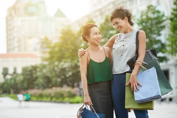 Alegre Multi Étnicas Amigas Abrazando Hablando Aire Libre — Foto de Stock