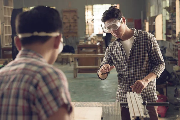 Carpinteiro Vietnamita Controlar Como Seu Aluno Trabalhando Com Madeira — Fotografia de Stock