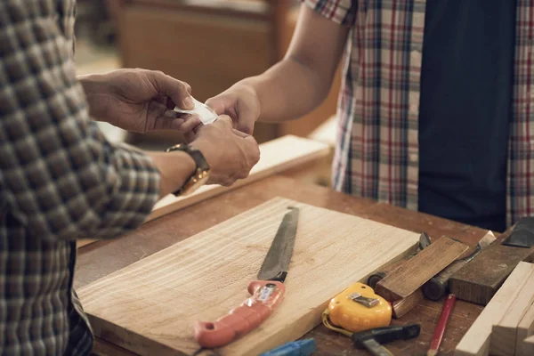 Man Sätta Gips Skadade Finger Son Efter Att Arbetat Snickeri — Stockfoto