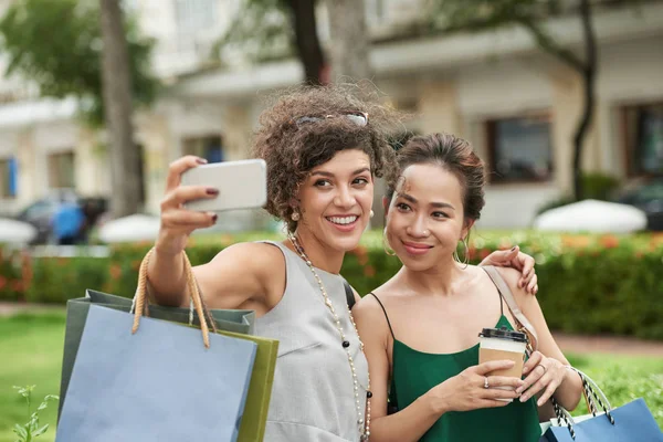 Felices Mujeres Bonitas Abrazándose Tomando Selfie Teléfono Inteligente — Foto de Stock