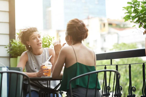 Две Женщины Встречаются Кафе Посплетничать Обсуждать Новости — стоковое фото