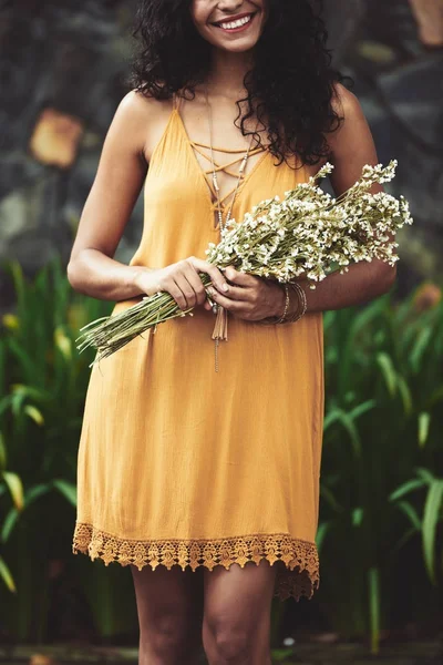 Beskuren Bild Ung Kvinna Med Bukett Med Blommor — Stockfoto