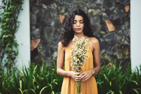 Belle Jeune Femme Hispanique Sentant Des Fleurs Sauvages Dans Ses — Photo