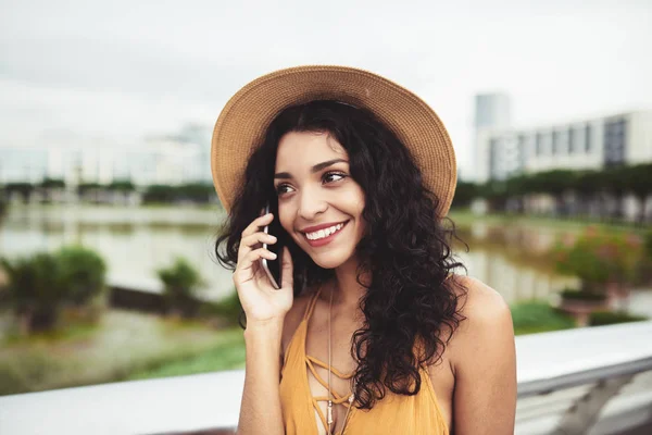 Joven Latina Alegre Llamando Por Teléfono —  Fotos de Stock